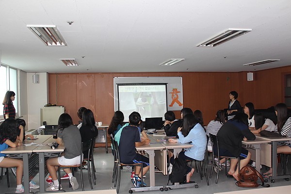 청소년 자원봉사자들이 학교폭력에 대한 강의를 듣고 있는 모습